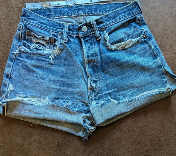 Cut off 501 Levi jean shorts . Size 28 - Picture 8 of 9